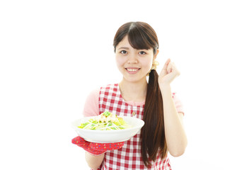 料理を楽しむ女性