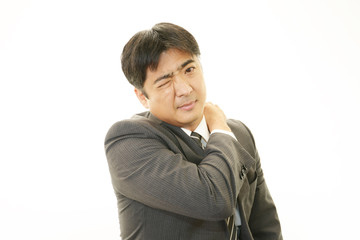 肩痛を訴える男性