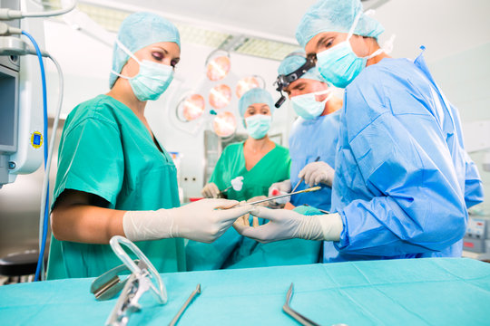 Chirurgen operieren in OP-Saal an Patienten