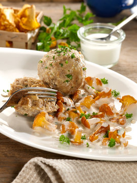 Pfifferlinge mit semmelkn&ouml;del
