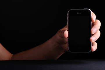 スマートフォンを操作する手