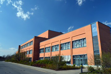Fototapeta na wymiar modernes Fabrikgebäude // modern factory building