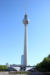 Obraz premium Der Fernsehturm auf dem Alexanderplatz in Berlin Mitte