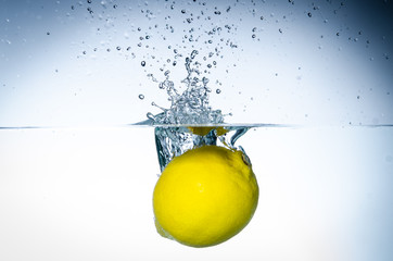zitrusfrucht im wasser