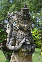 Fototapeta na wymiar Statue de divinité dans un jardin de Bali