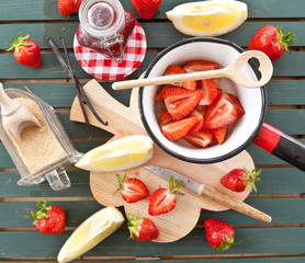 Marmelade kochen mit frischen Erdbeeren