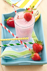 Milchshake mit frischen Erdbeeren