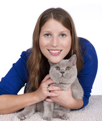 Hübsche Frau mit grauer Britisch Kurzhaar Katze