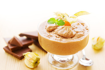 Schale mit Schokoladenpudding