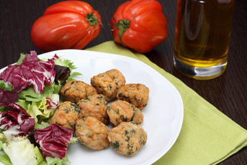 Chicken meatballs with salad and beefsteak tomatoes