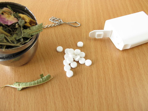 Teekr&auml;uter und S&uuml;&szlig;stofftabletten