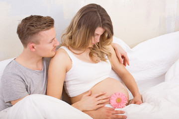 Obraz na płótnie Canvas pregnant couple