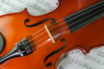 Naklejka premium Closeup of violin on note sheet