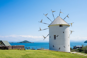 Naklejka premium 小豆島オリーブ公園 ギリシャ風車