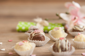 Pralinen mit rosa Zucker und Blume