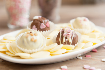 Pralinen auf weißer Schokolade