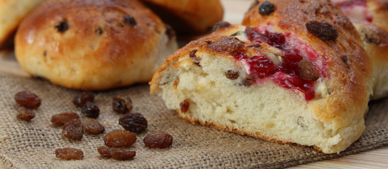 Kranzkuchen mit Rosinen