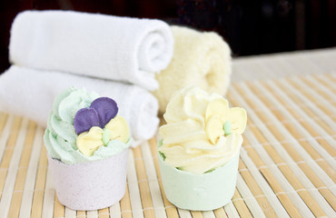Cupcakes de jabón con toallas para el baño