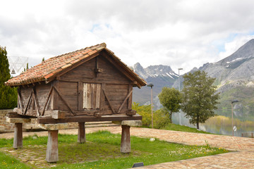 Fototapeta na wymiar horreo de madera en riaño, montaña de los picos de europa
