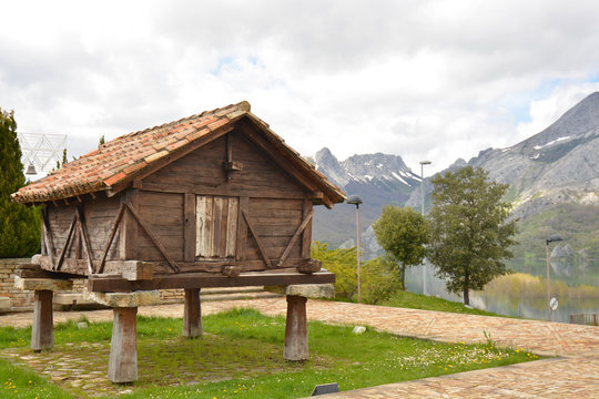 horreo de madera en riaño, montaña de los picos de europa