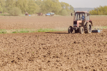 Tractor cultivates box spring
