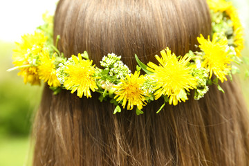 Naklejka premium Female hair with crown of dandelions