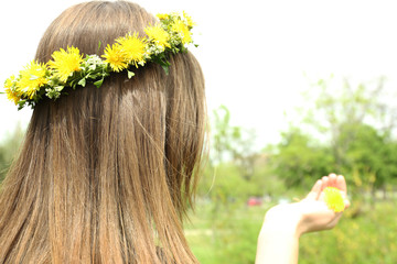 Naklejka premium Female hair with crown of dandelions