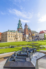 Naklejka premium Wawel castle on sunny day with blue sky and white clouds