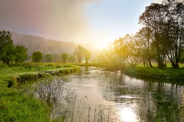 Photo sur Plexiglas Rivière Lever du soleil sur une petite rivière avec du brouillard