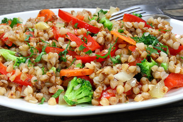 Buckwheat with carrots, onions, broccoli and paprika