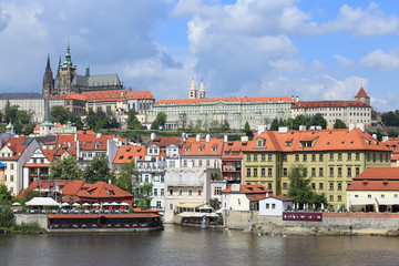 Obraz premium View on the spring Prague gothic Castle above River Vltava