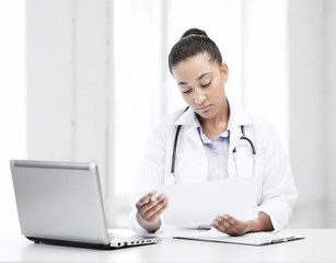 Fototapeta na wymiar female doctor with laptop pc