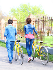 Obraz premium Young couple with bicycles outside