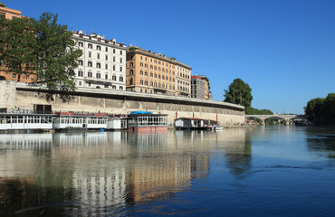 Fototapeta na wymiar Tiber River houseboats