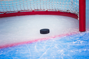 Obraz premium Hockey puck crossing goal line