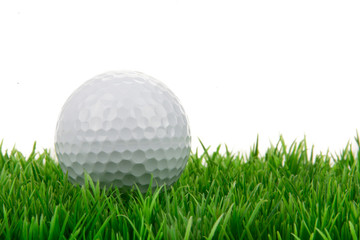 golfball liegt im rasen