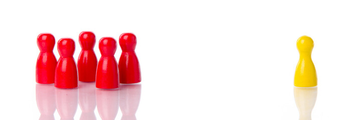 Spielfiguren schließen eine Figur aus Banner