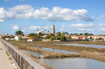 Les marais salants et la ville de Noirmoutier en île en Vendée