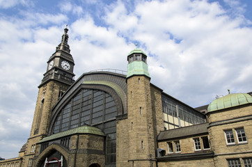 Hauptbahnhof in Hamburg vor bewoelktem Himmel