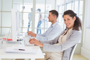 Obraz premium Casual pregnant businesswoman working at desk