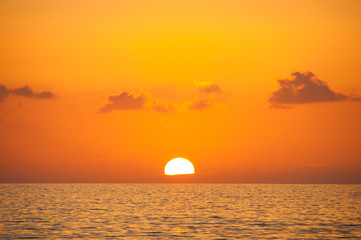 Fantastische zonsondergang op een achtergrond van lucht en zee.
