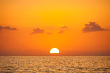 Foto auf Acrylglas Meer / Sonnenuntergang Fabelhafter Sonnenuntergang auf einem Hintergrund von Himmel und Meer.