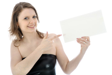 Twen zeigt auf Schild mit Textfreiraum