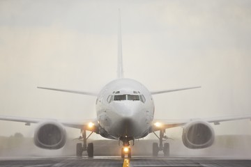 Naklejka premium Landing in rain