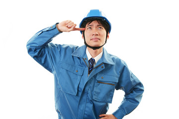 困惑した表情の労働者