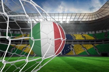 Fototapeta na wymiar Piłka nożna w barwach Włoch w tylnej części sieci