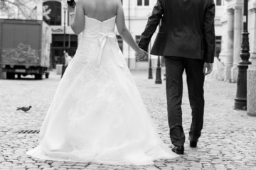 Fototapeta na wymiar Wedding couple holding hands in black and white