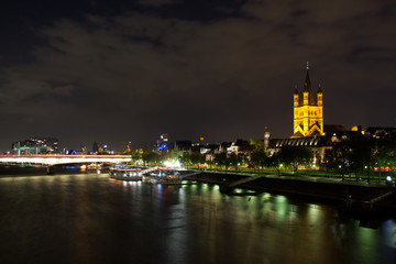 Obraz premium Cologne on the Rhine river at the night