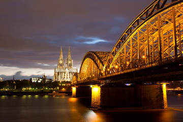 Fototapeta premium Railway Bridge on Rhine against Cologne Cathedral at night