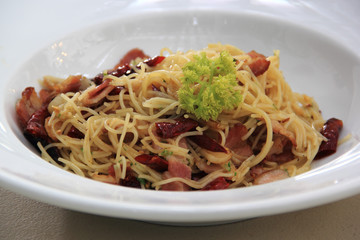 Spaghetti stir fried with spicy smoke Ham